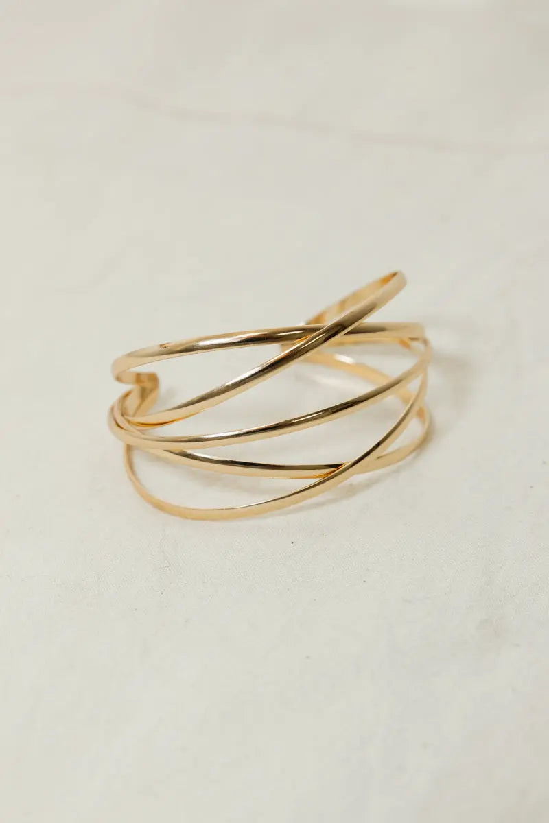 Retro Metallic Cuff Bracelet – Sleek and Stylish