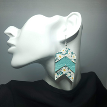 Load image into Gallery viewer, Simply Daisies Leather Earrings
